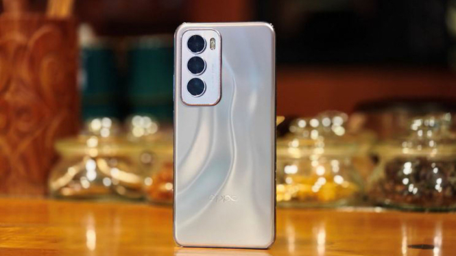 OPPO Reno 12 5G, Desain Menawan dengan Fitur Kamera Terbaru Siap Abadikan Momen Tahun Baru Dengan Se