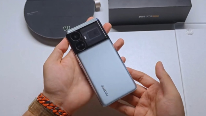 Realme GT5 Ponsel Canggih dengan Performa Menawan di Kelas Menengah