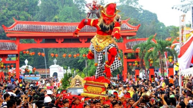 8 Tradisi Unik Perayaan Imlek khas Indonesia, Dari barongsai Hingga Yu Sheng!