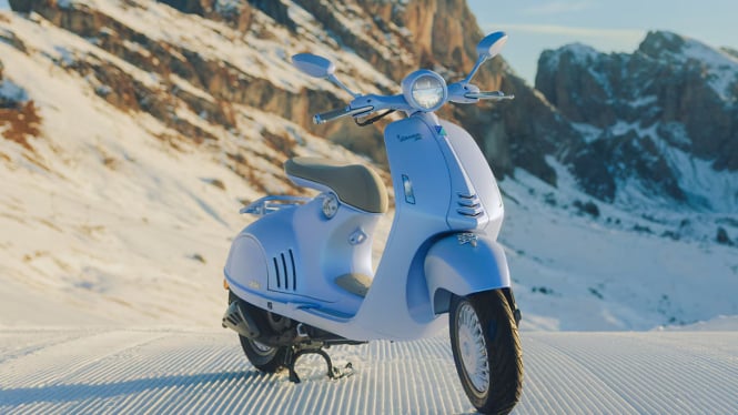 Vespa 946 Snake: Motor Unik dan Elegan Sambut Tahun Baru Imlek 2025!