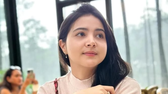 Dari Bali ke Dunia Maya: Kisah Sukses Bulan Sutena, Penyanyi Cantik yang Viral!