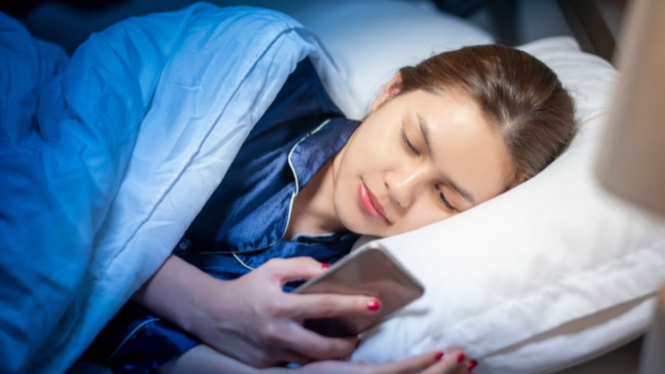 3 Alasan Fatal! Main HP Sebelum Tidur Justru Bikin Susah Lelap