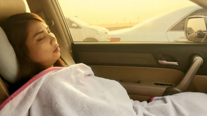 Nyaman Tapi Mematikan! Ini Alasan Anda Tak Boleh Tidur di Mobil Ber-AC