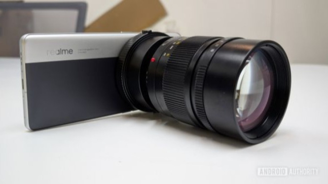 Realme Kenalkan Ponsel Konsep dengan Lensa DSLR Lepas-Pasang di MWC 2025
