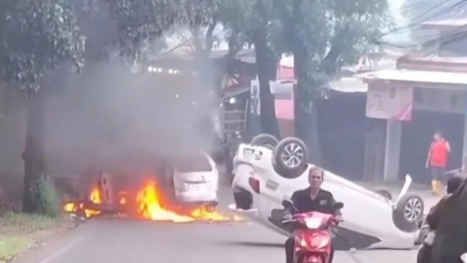 Kronologi Polisi Dikeroyok dan Mobil Dibakar di Depok