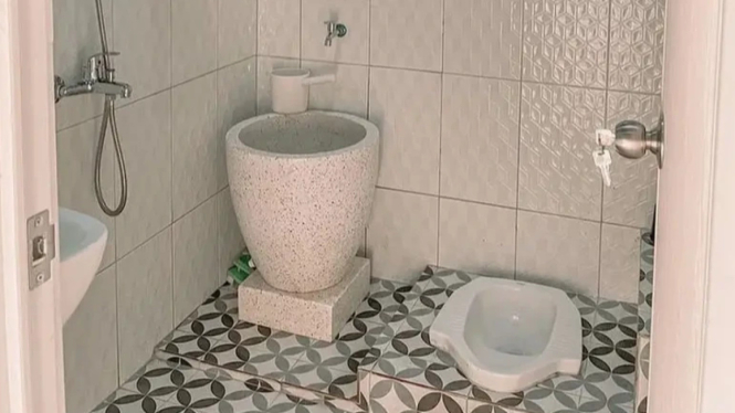5 Cara Mudah Hilangkan Bau Pesisng di Kamar Mandi dengan Bahan Alami