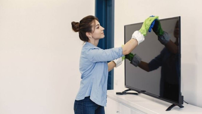 5 Langkah Mudah Bersihkan Layar TV dengan Minyak Kayu Putih, Anti Gores!