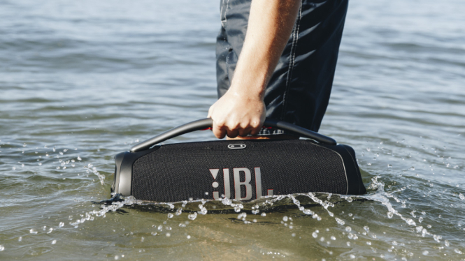 JBL Boombox 3 – Raksasa Portabel dengan Bass Kuat