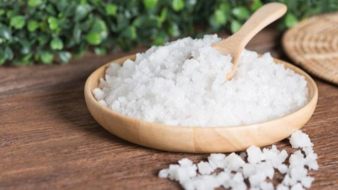 Tanpa Obat Kimia, Ini Cara Ampuh Membasmi Rumput Liar dengan Bahan Dapur