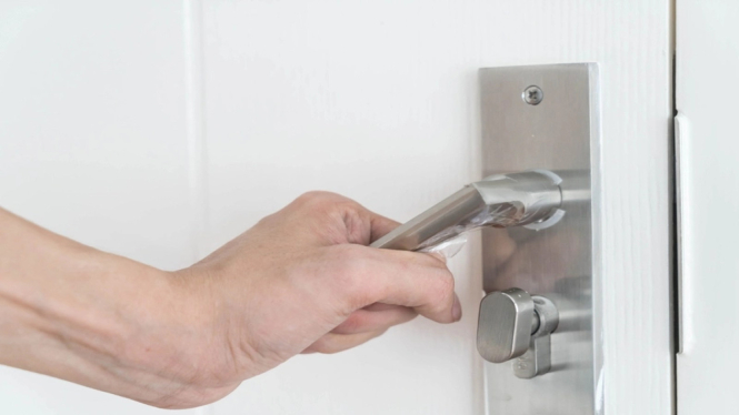 Tanpa Bahan Kimia, Ini Cara Mudah Membersihkan Gagang Pintu yang Kotor dalam Sekejap!
