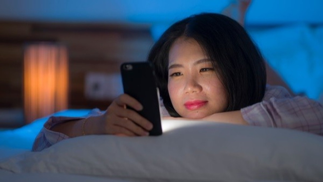Bahaya Layar Gadget untuk Kulit: Dari Flek Hitam hingga Kerutan Dini