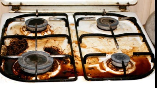 Trik Ampuh Hilangkan Kerak Kompor Membandel, Dapur Langsung Kinclong!