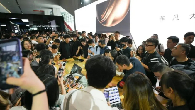 Para pelanggan mencoba laptop bertenaga HarmonyOS Huawei