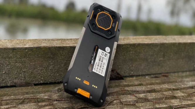 Jangan Naik Gunung Sebelum Baca Ini! 5 HP Outdoor Gahar yang Siap Hadapi Alam Liar