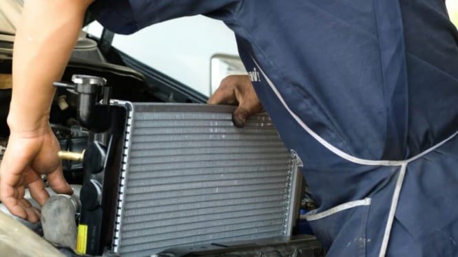 Menguras Radiator Mobil di Rumah