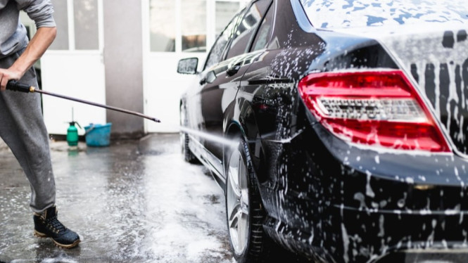 Rajin Cuci Mobil Sendiri? Hindari 6 Kesalahan Fatal Ini Agar Cat Tetap Kinclong