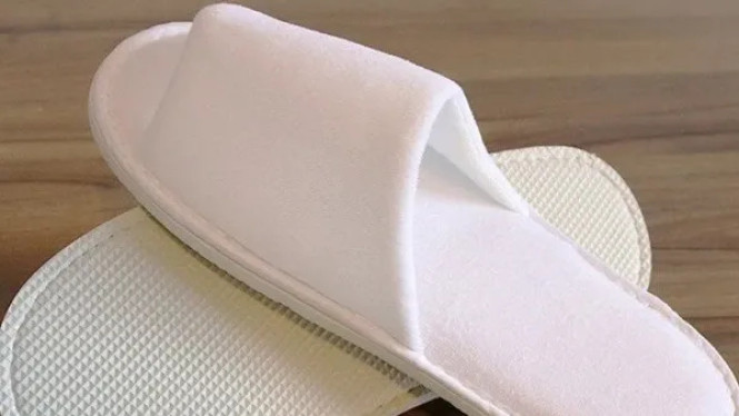 Ternyata Ini Alasannya Mengapa Kamu Dilarang Gunakan Sandal Hotel untuk Sarapan!