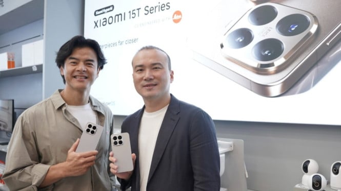 Dion Wiyoko dan Wentai Zhao dari Xiaomi Indonesia