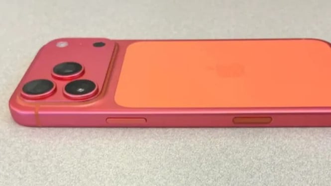 iPhone 17 Pro Cosmic Orange