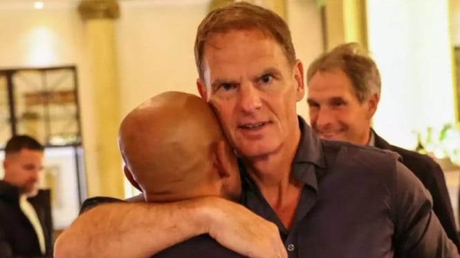 Simon Tahamata Peluk Frank de Boer