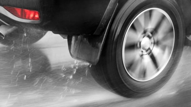 Kota Anda Hujan? Ini Penyebab Aquaplaning yang Sering Diabaikan