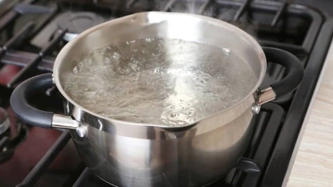 Hentikan Kebiasaan Ini! Tuang Air Mendidih ke Wastafel Bisa Rusak Pipa dalam Hitungan Detik