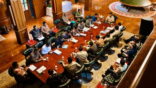 Prabowo Panggil Menteri ke Hambalang, Bahas Banjir & Diskon Libur Akhir Tahun