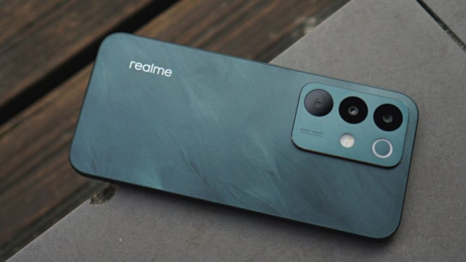 Liburan Akhir Tahun Makin Seru dengan Smartphone Tahan Air dan Baterai Gahar