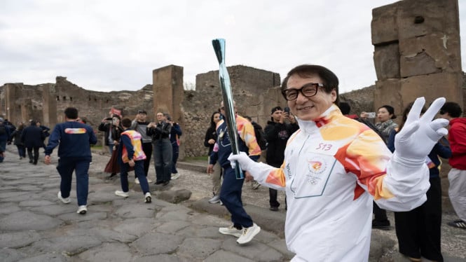 Kenapa Jackie Chan Dipilih Bawa Obor Olimpiade di Pompeii, dan Apa Pesannya Buat Dunia