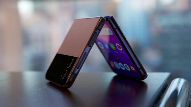 Rumor Panas: Apple Siapkan iPhone Flip Desain Clamshell