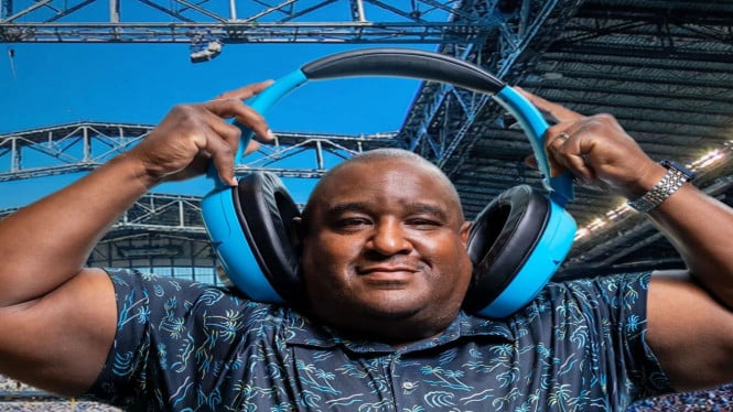 Inovasi JLab Blue XL: Headphone Raksasa yang Jadi Speaker Leher