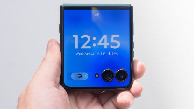 Apple Uji Coba iPhone Flip, Siap Saingi Samsung di 2026?