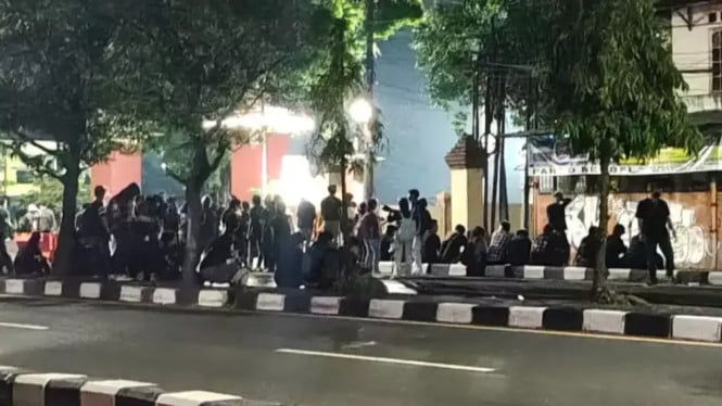 Demo Ricuh di Polda DIY! Massa Serbu, Dobrak Pagar, Polisi Siaga Penuh