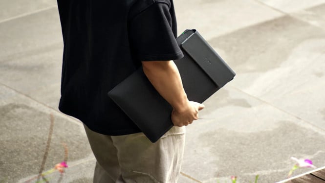 Razer Laptop Sleeve 16: Tas Canggih Bisa Charge HP & Earbuds