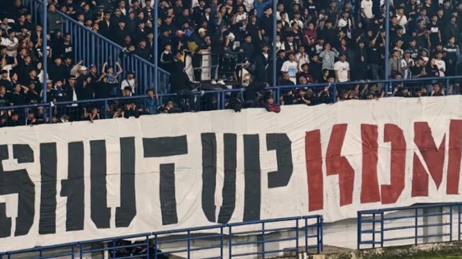 Spanduk “Shut Up KDM” Muncul di Laga Persib vs Arema FC, Bobotoh Kirim Pesan ke Dedi Mulyadi