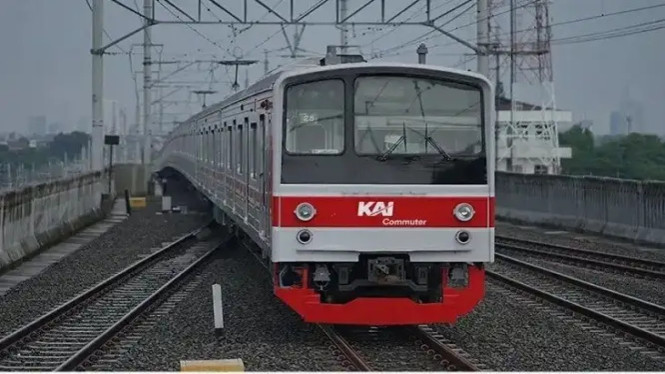 KA Jarak Jauh Tabrak KRL di Stasiun Bekasi Timur, Penumpang Panik di Dalam Kereta