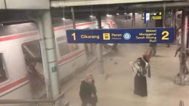 Detik-Detik KA Argo Bromo Anggrek Tabrak KRL di Stasiun Bekasi Timur