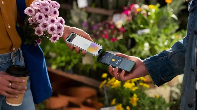 Apple Akhiri Penggunaan Alat Bayar Jadul di Tokonya!