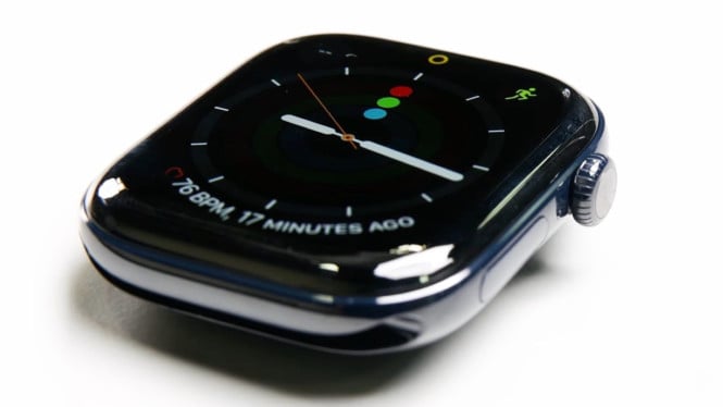 Apple Watch Series 12 dalam proses pembongkaran, dengan perhatian pada baterai dan konektor layar.