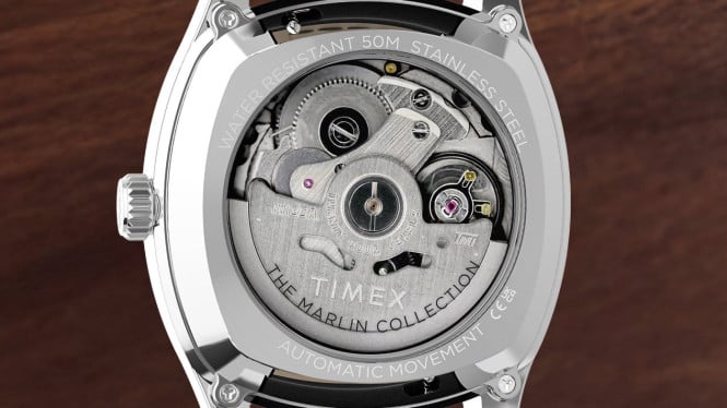 Caseback transparan Timex Marlin Chatham Automatic memperlihatkan mesin otomatis Miyota 8215.