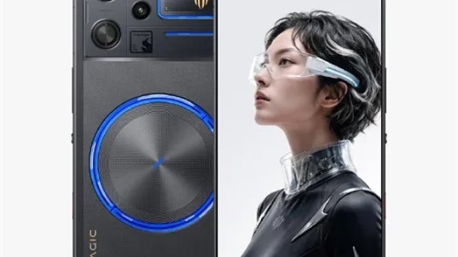 RedMagic 12 Pro+ dalam warna Transparent Dark Night menampilkan panel belakang rata dan modul kamera tanpa tonjolan.