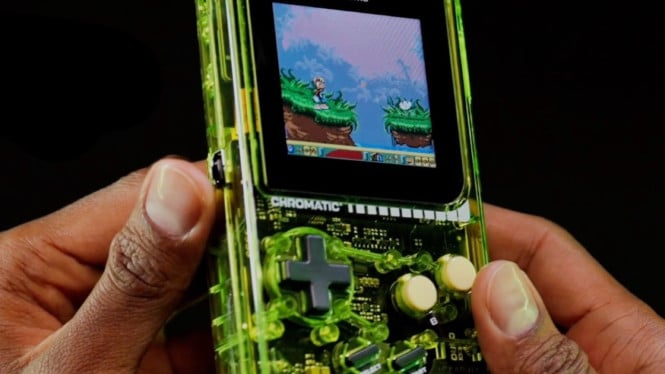 ModRetro Chromatic meluncurkan edisi casing transparan yang memamerkan papan sirkuit internal dan kompatibel dengan kaset Game Boy asli.