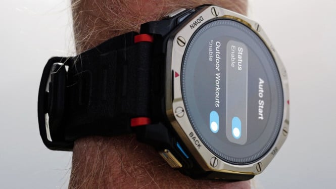 Amazfit T-Rex Dual Solar mengusung dua panel surya di bagian depan dan belakang untuk memperpanjang baterai secara dramatis.