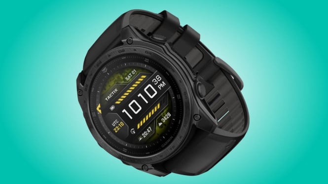 Tampilan layar Garmin Fenix 8 saat menerima pembaruan firmware System Software 23.40 yang berfokus pada perbaikan bug sensor detak jantung