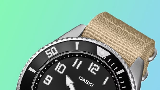 Tampilan varian Casio Duro MDV106C-9AV dengan tali kain warna tan.