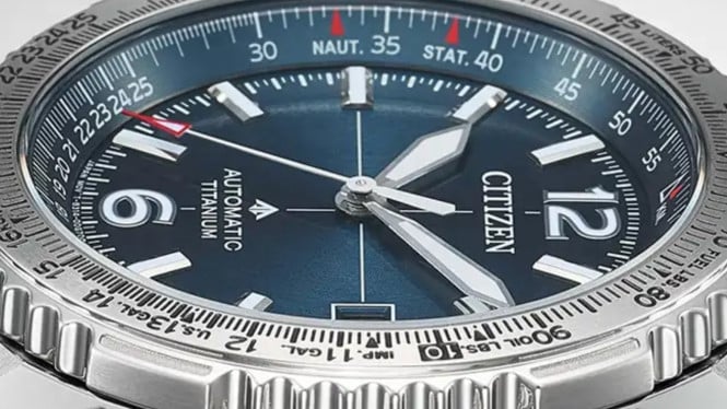 Citizen Promaster Air NK0040-58L tampil menawan dengan dial blue sunray dan cangkang Super Titanium 40mm.