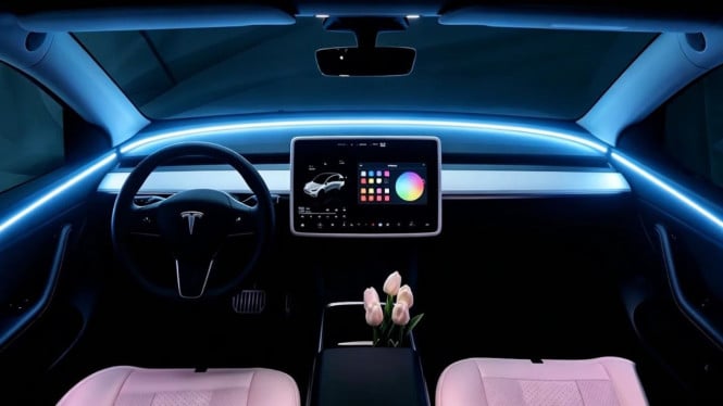 Sistem pencahayaan Star Ring memberikan efek ambient lighting 360 derajat di dalam kabin Tesla.