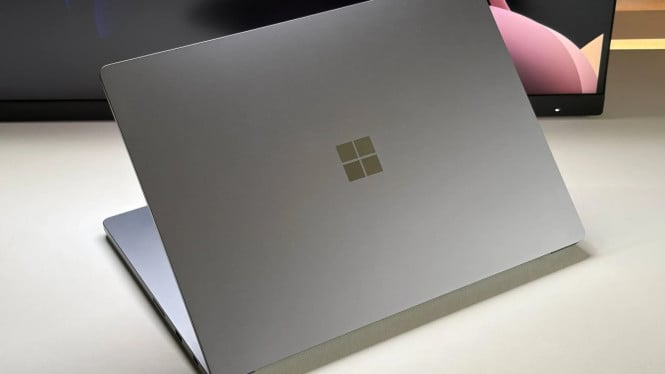 Microsoft Surface Laptop Ultra hadir dengan sasis berbahan material premium dan konstruksi bodi yang kokoh.
