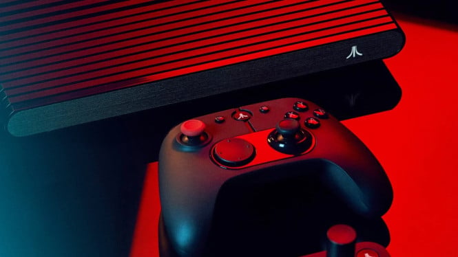 Atari VCS dan pengontrolnya. Toko aplikasi konsol ini akan ditutup pada 2027, namun dukungan homebrew siap memperpanjang masa pakainya.