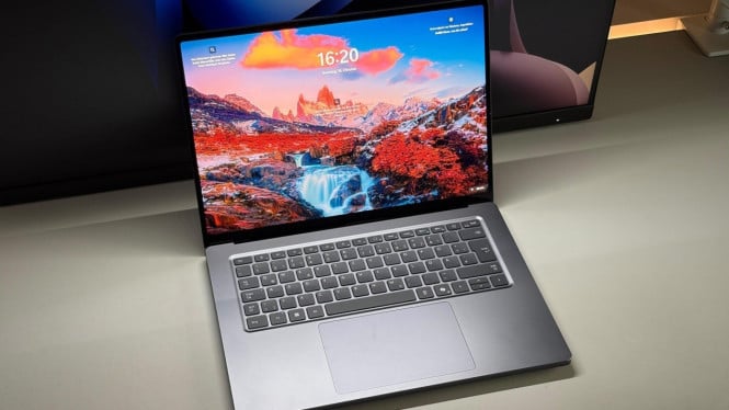 Microsoft Surface Laptop Ultra menerima pembaruan firmware System Hardware Update 200.0.7.0 untuk menyempurnakan manajemen daya dan stabilitas layar.